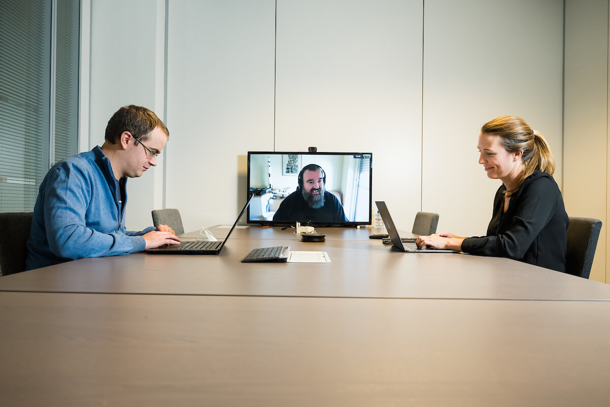 DS - persoon op afstand op werkvergadering videocall - Matthijs Joao Sara