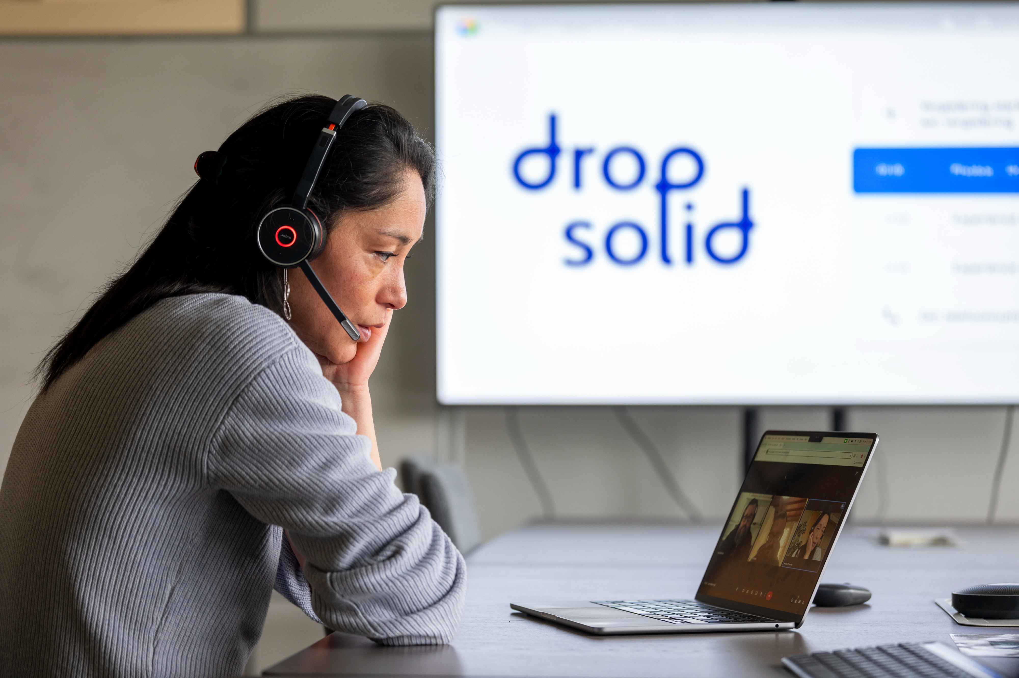 Dropsolid colleague behind her computer