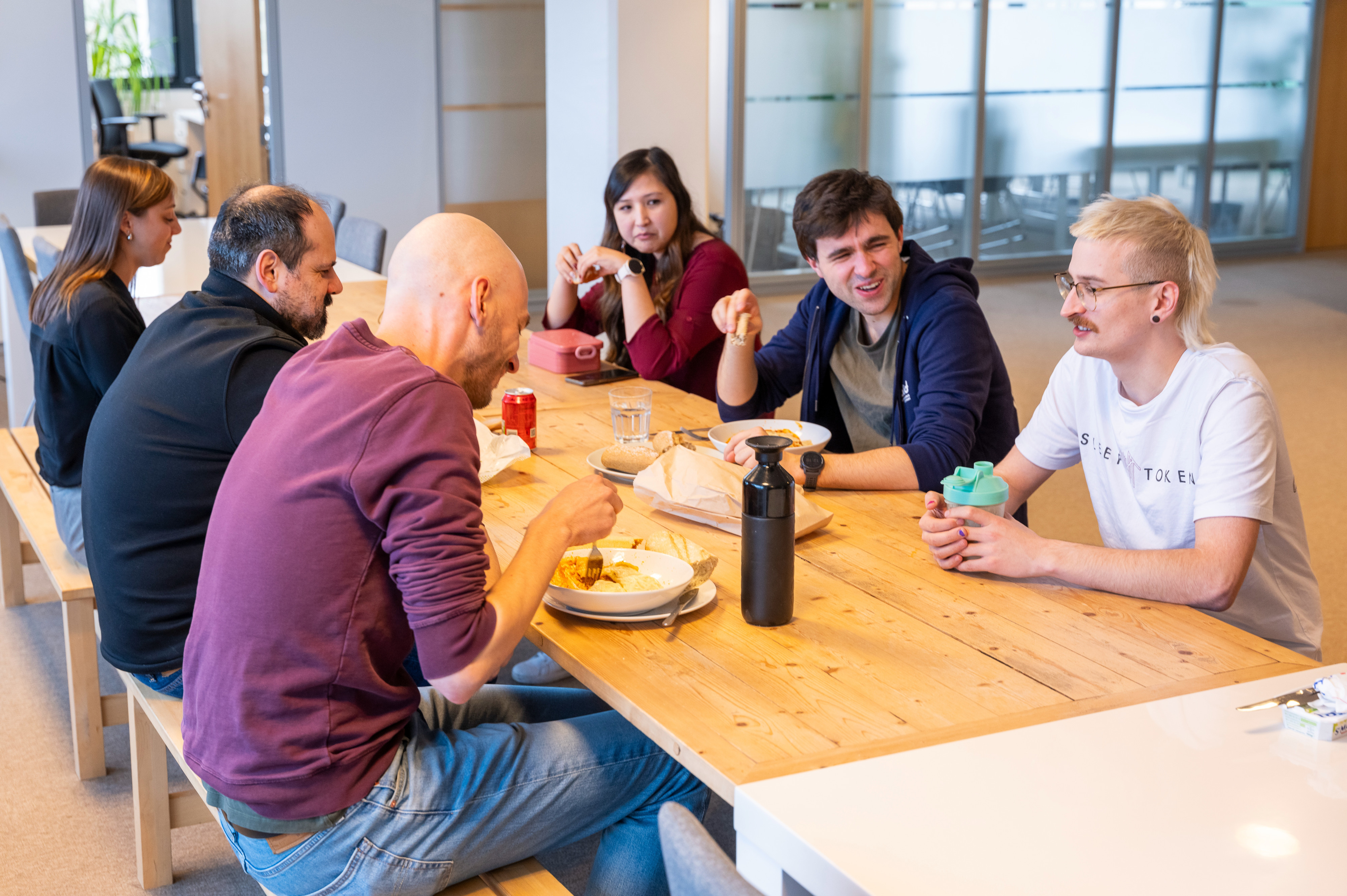 Dropsolid colleagues eating together 