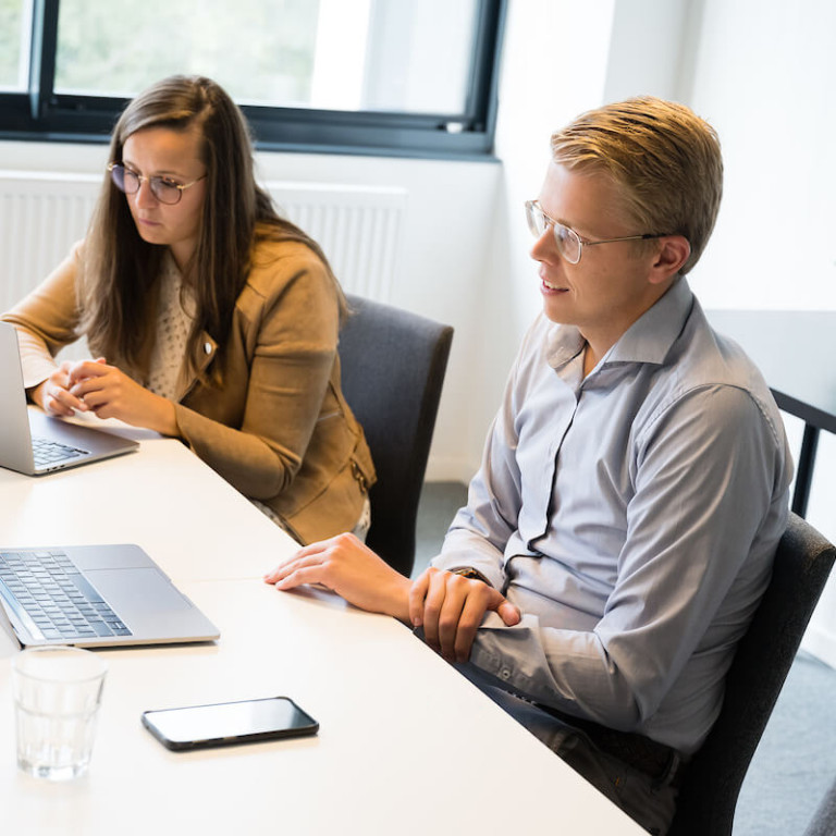 DS - meeting people at work sales - Pieter Inez -spiegel